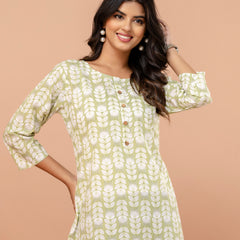 Chic Printed Short Kurti with Round Neck & 3/4 Sleeves