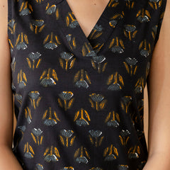 Elegant Sleeveless Cotton Printed Straight Kurta with Refined V-Neckline