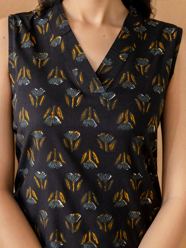 Elegant Sleeveless Cotton Printed Straight Kurta with Refined V-Neckline