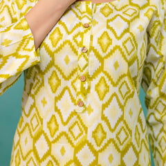 Chic Printed Short Kurti with Round Neck & 3/4 Sleeves