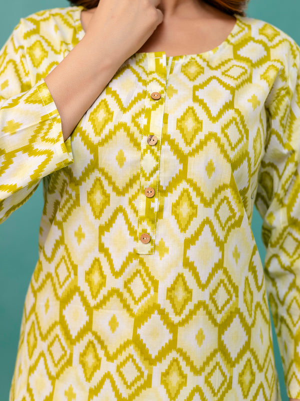 Chic Printed Short Kurti with Round Neck & 3/4 Sleeves