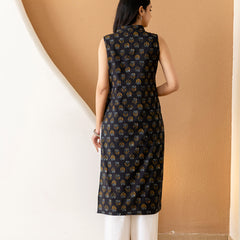 Elegant Sleeveless Cotton Printed Straight Kurta with Refined V-Neckline