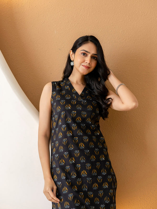 Elegant Sleeveless Cotton Printed Straight Kurta with Refined V-Neckline