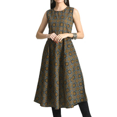 Graceful Round Neck Cotton Kurti with Delicate Floral Print