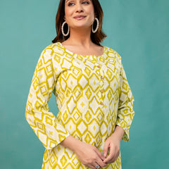 Chic Printed Short Kurti with Round Neck & 3/4 Sleeves