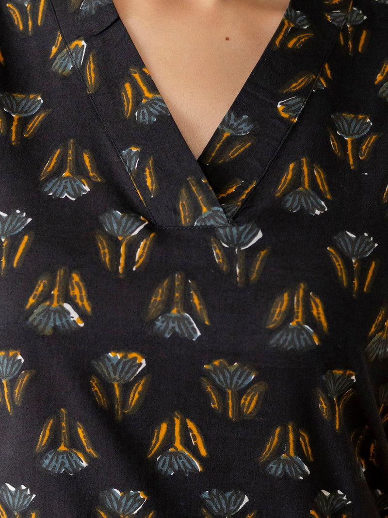 Elegant Sleeveless Cotton Printed Straight Kurta with Refined V-Neckline