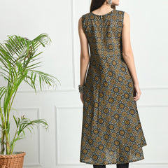 Graceful Round Neck Cotton Kurti with Delicate Floral Print
