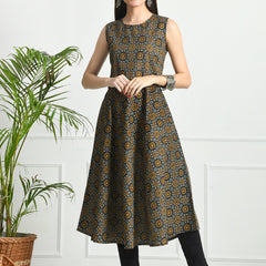 Graceful Round Neck Cotton Kurti with Delicate Floral Print