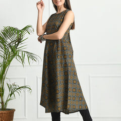 Graceful Round Neck Cotton Kurti with Delicate Floral Print