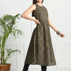 Graceful Round Neck Cotton Kurti with Delicate Floral Print