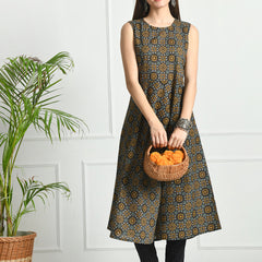 Graceful Round Neck Cotton Kurti with Delicate Floral Print