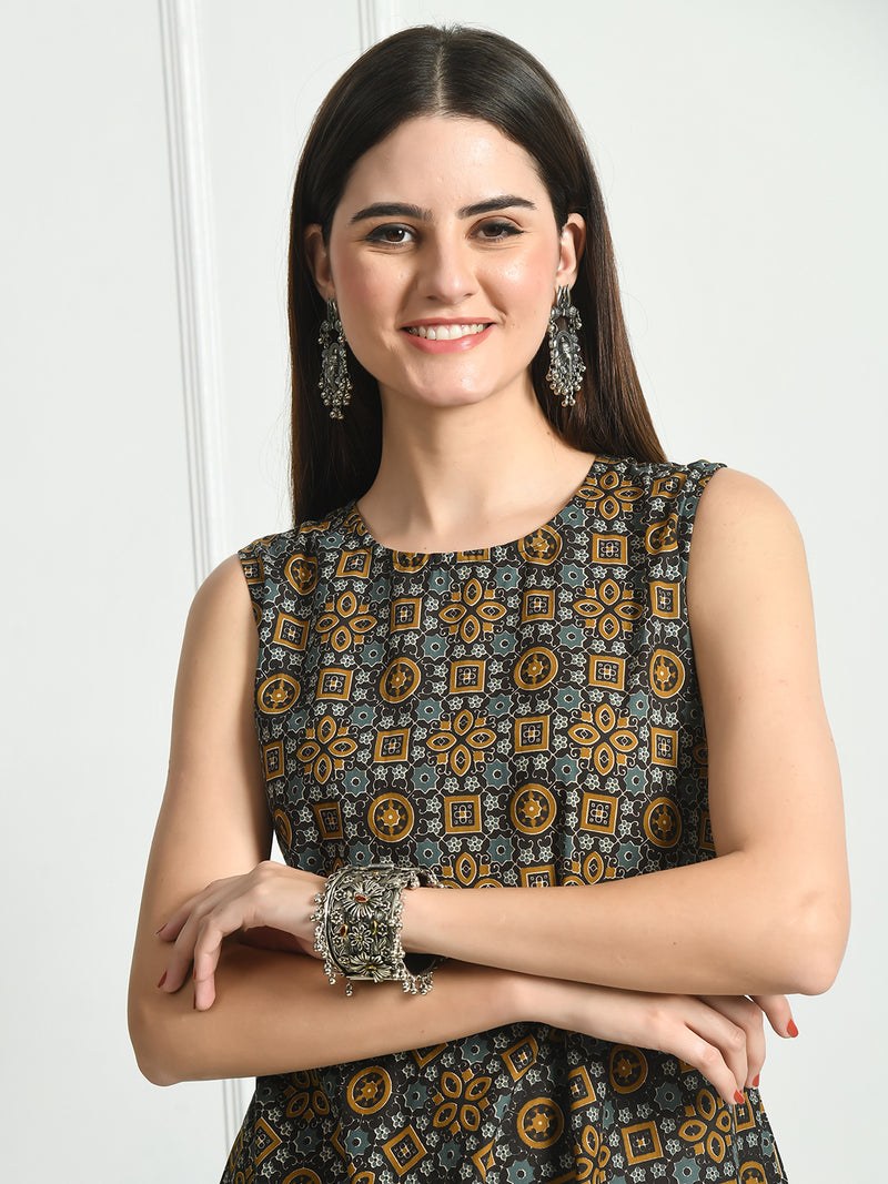 Graceful Round Neck Cotton Kurti with Delicate Floral Print